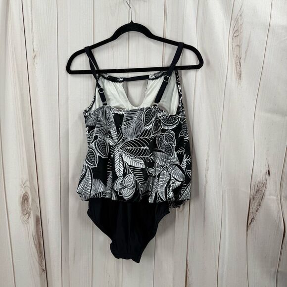 Maxine of Hollywood Women’s 8 Black White One Piece Swim Beach Pool Ocean - Picture 2 of 4